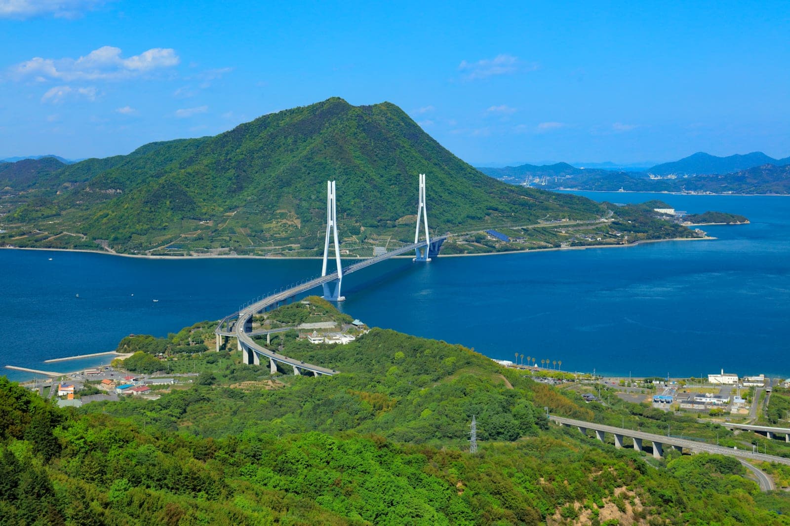 Un pont à haubans de la Shimanami Kaido au-dessus de la mer intérieure de Seto