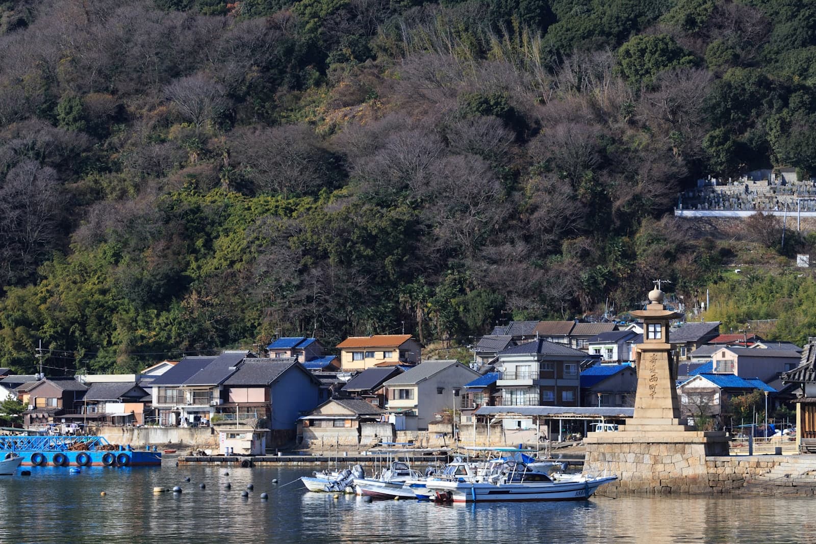Le port de Tomonoura, avec la lanterne de pierre Joyato au bord de l’eau