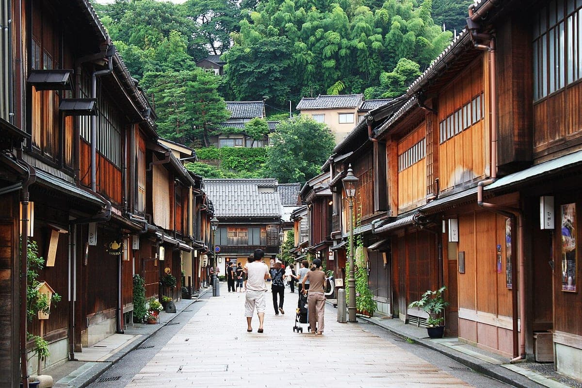 ひがし茶屋街、木造の茶屋が連なる石畳の通り