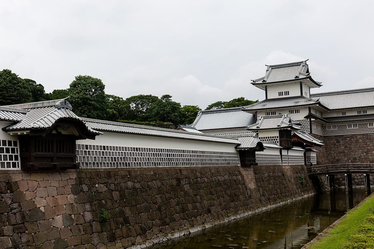 金沢城、堀の上にそびえる櫓と白壁