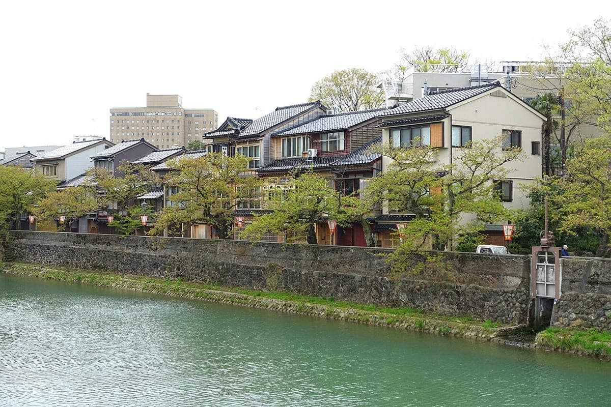 主計町、浅野川沿いに連なる茶屋建築
