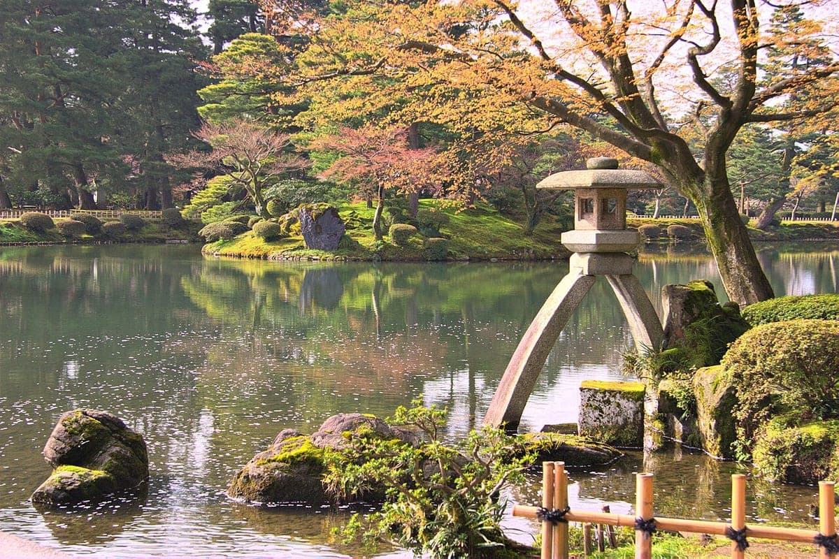 兼六園、霞ヶ池のほとりに立つ徽軫灯籠と紅葉