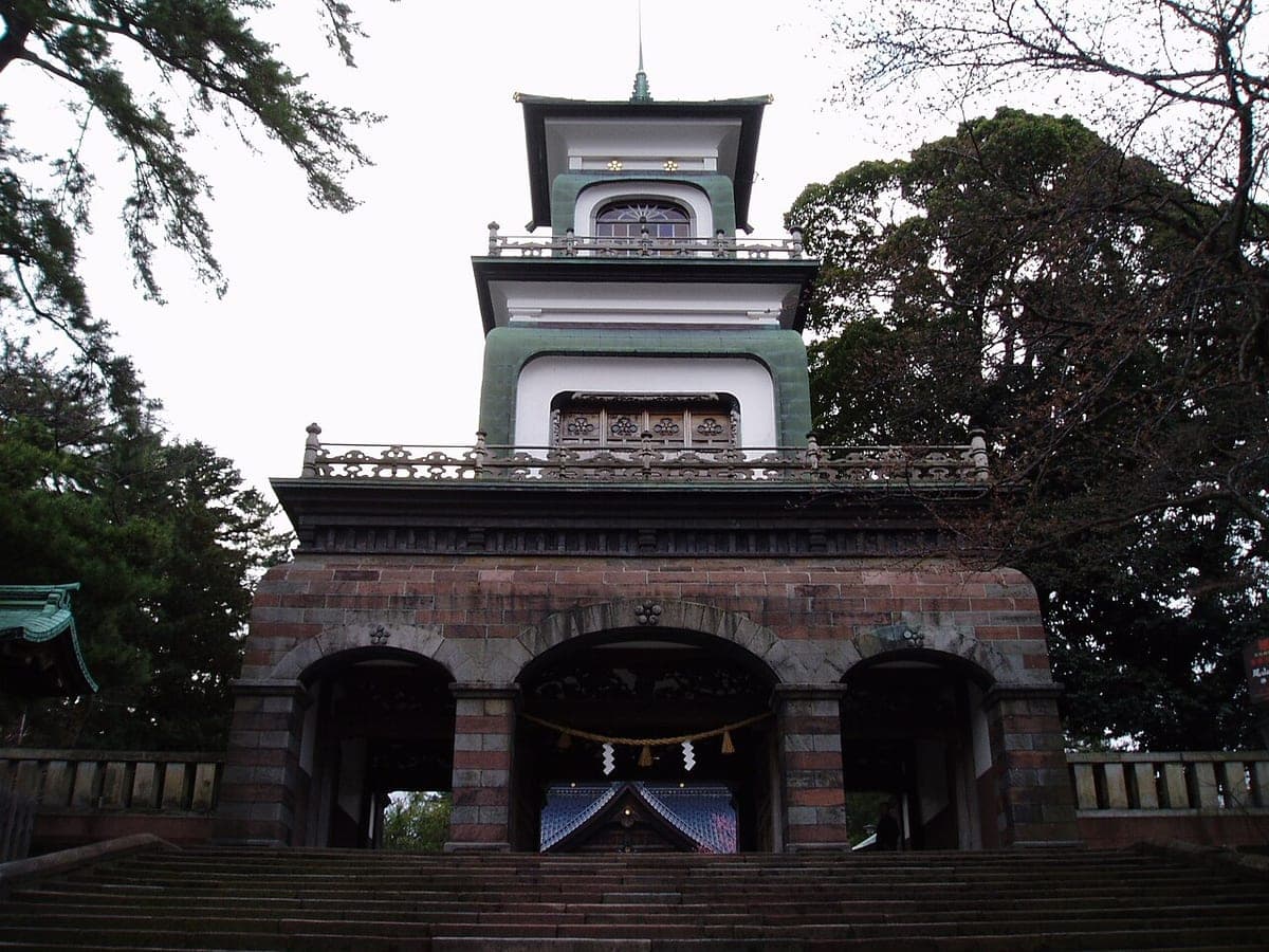 尾山神社、ステンドグラスを備えた三層の神門