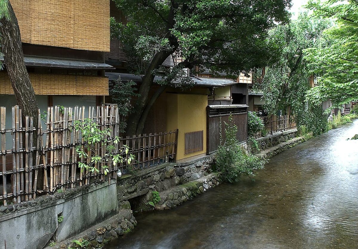 Casas machiya tradicionales bordeando el canal Shirakawa en Gion