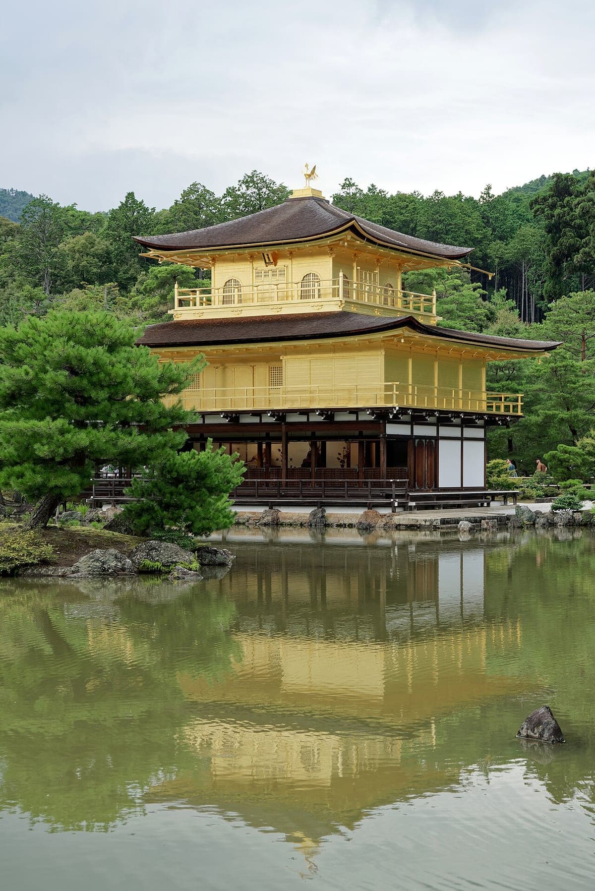 El pabellón dorado de Kinkaku-ji reflejado en su estanque