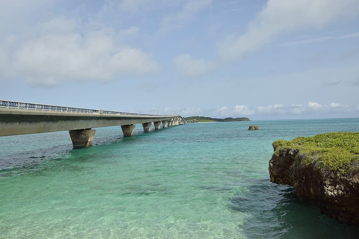 池間大橋、サンゴ礁の浅瀬を渡り池間島へ続く
