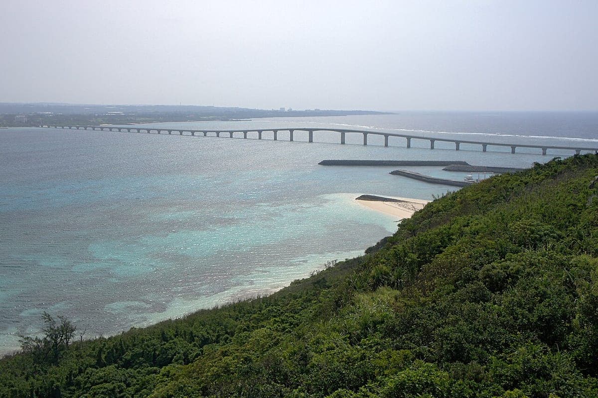来間大橋、エメラルドグリーンのサンゴ礁の海を渡り来間島へ続く