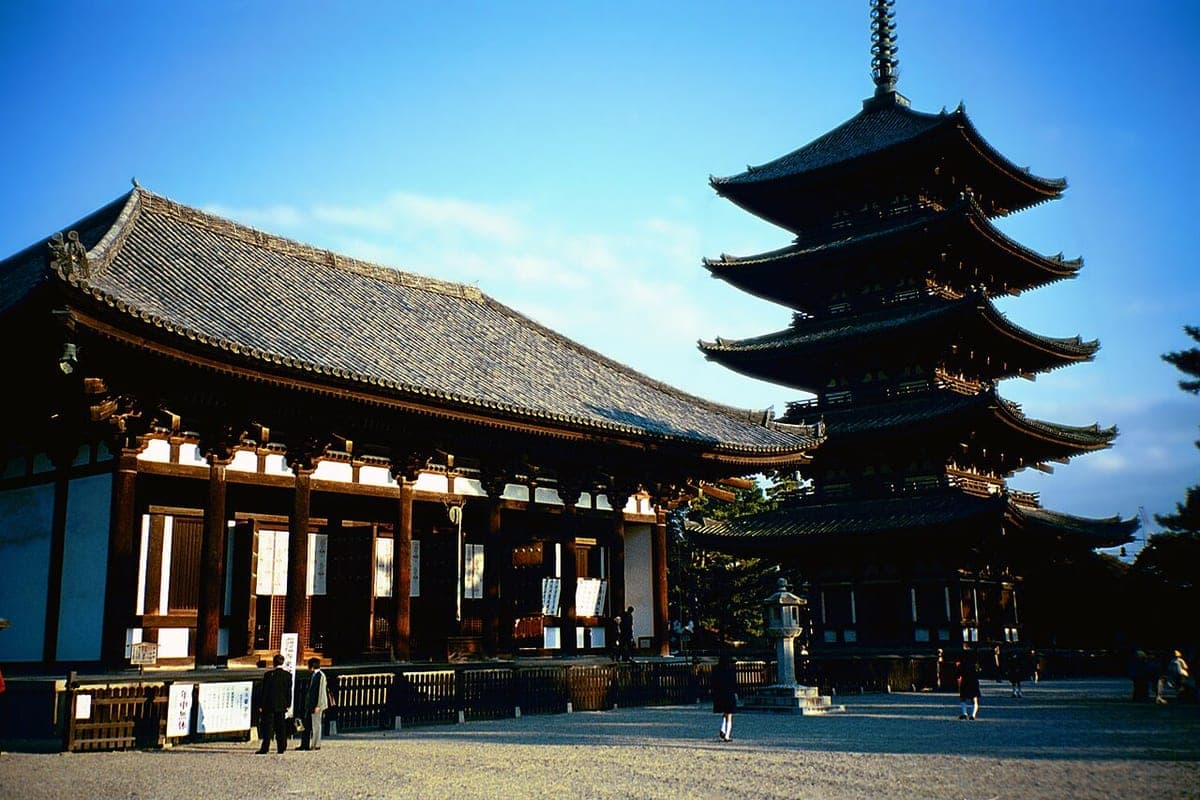 La pagoda de cinco pisos y el Salón Dorado Este de Kōfuku-ji enmarcados por pinos