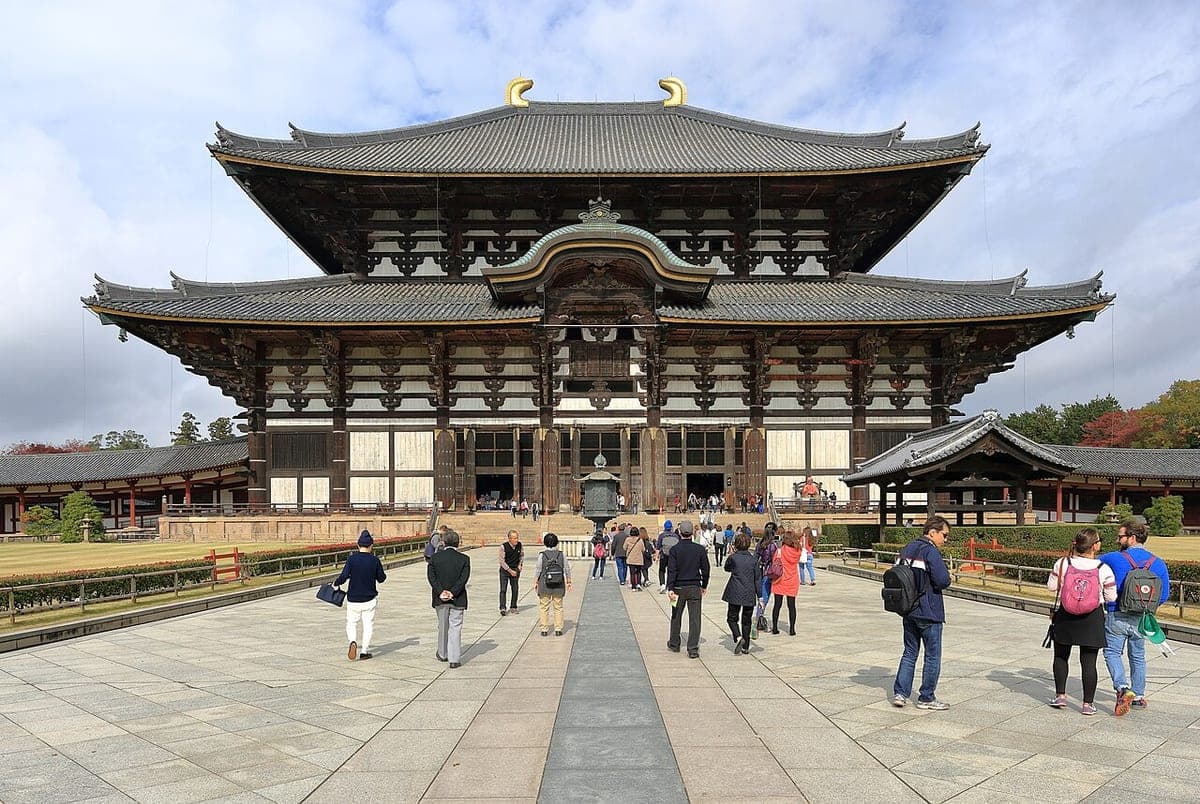El Salón del Gran Buda de Tōdai-ji visto a través de su patio de piedra