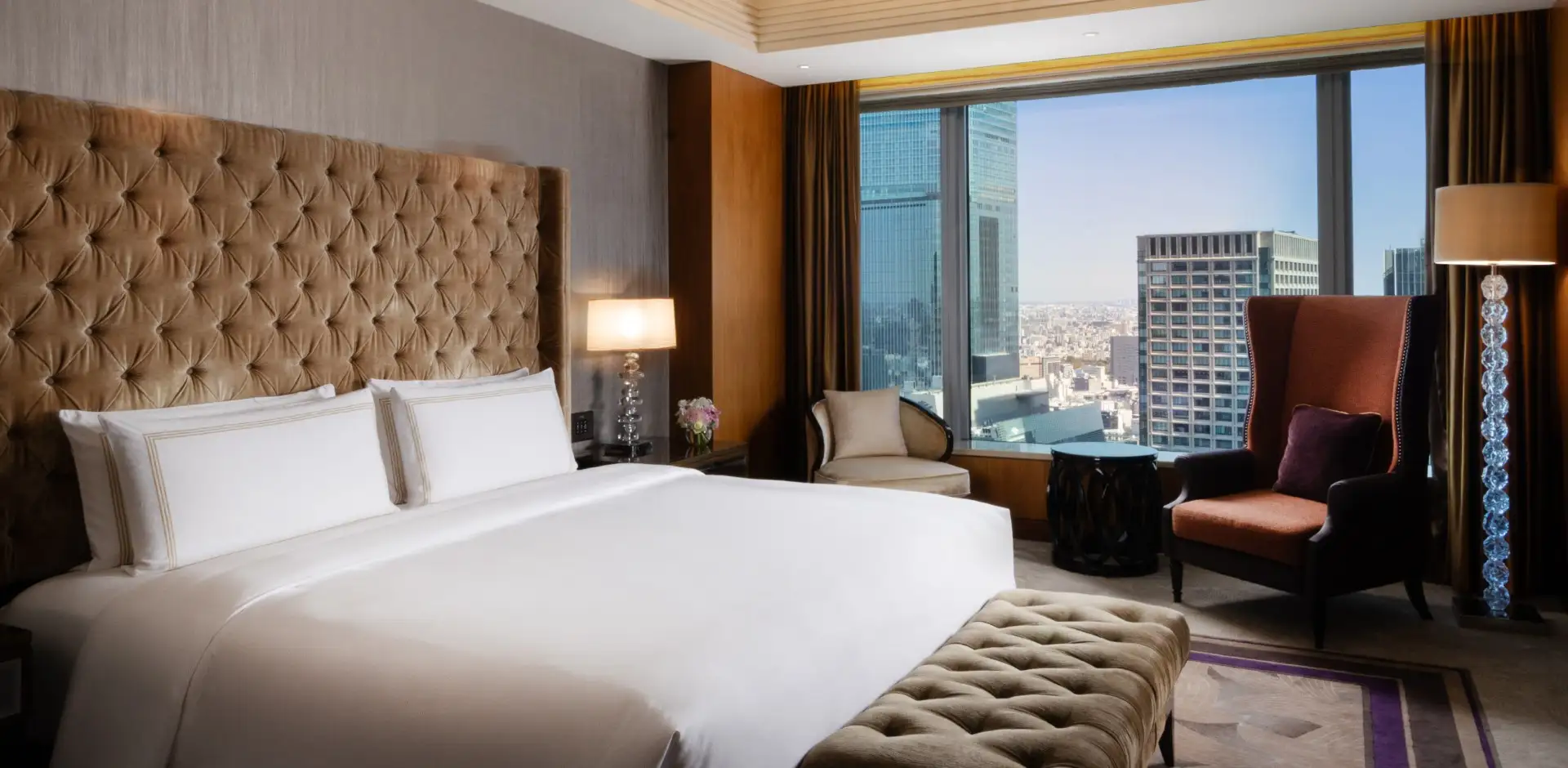 Una habitación del Shangri-La Tokyo con una ventana que da a torres de oficinas